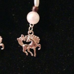 Dangling horse pendant earrings. 16E